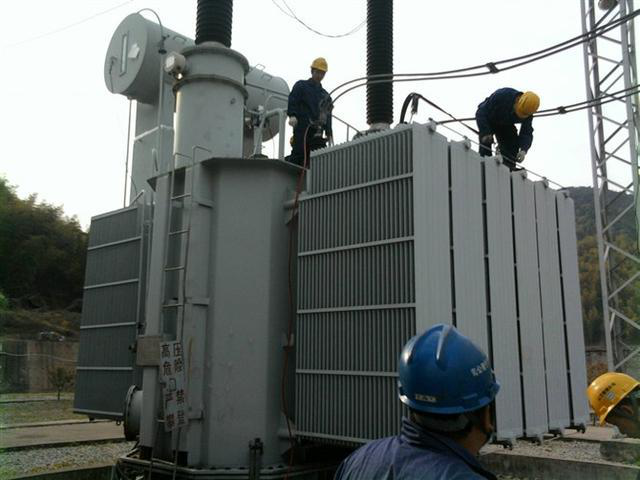 作業人員安全保護繩系在安全水平保護繩上，確保在變壓器本體上移動始終不會失去保護。