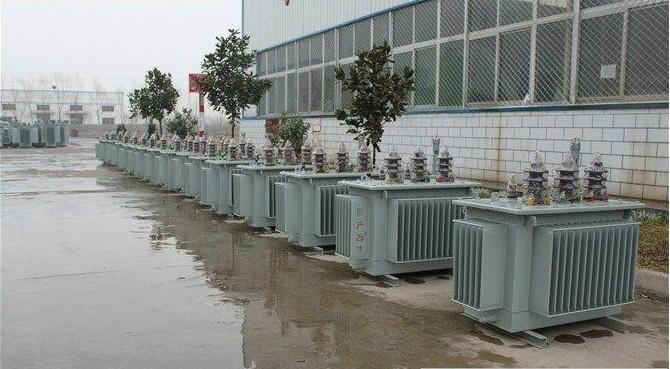 油浸式變壓器的保養如何去做？預防滲漏油：油浸式變壓器在油箱內充滿變壓器油，裝配中依靠緊固件對耐油橡膠元件加壓而密封。